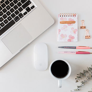  看《寄生虫》黑白版，你会发现哪些阶层隐喻细节？（寄生虫 黑白版）